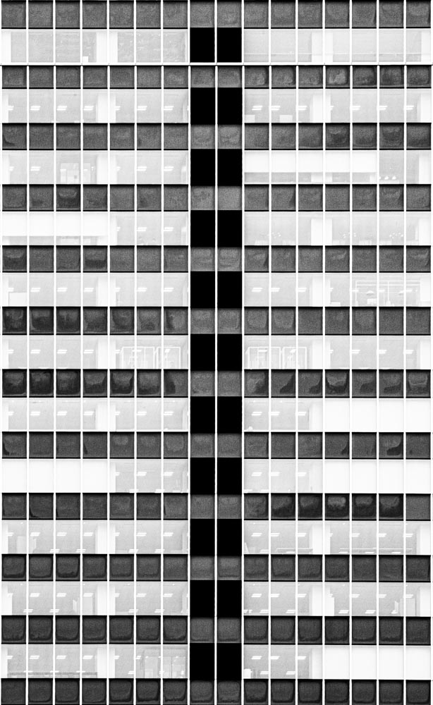 Façade symétrique en noir et blanc d'un immeuble de bureaux à Tokyo au Japon