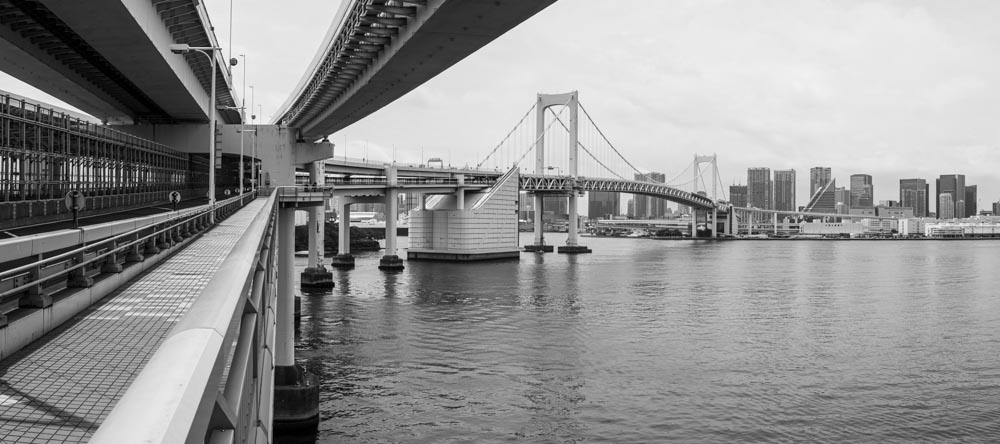 Photographie panoramique du Rainbow Bridge à Tokyo au Japon en noir et blanc