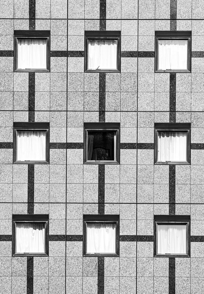 Façade symétrique d'un immeuble moderne à Tokyo, photographie d'architecture graphique