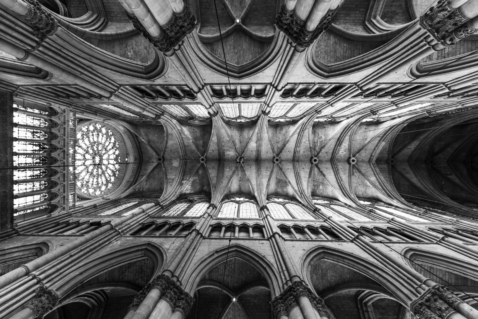 Photographie d'art grand angle des voûtes gothiques de la Cathédrale de Reims en noir et blanc