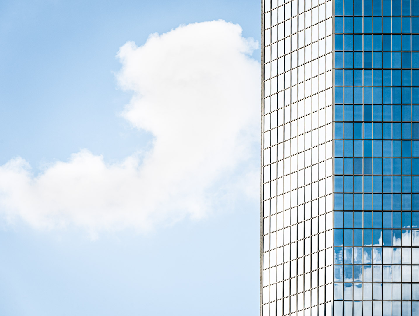 Immeuble de bureaux à La Défense, réflexion graphique du ciel bleu dans les vitres