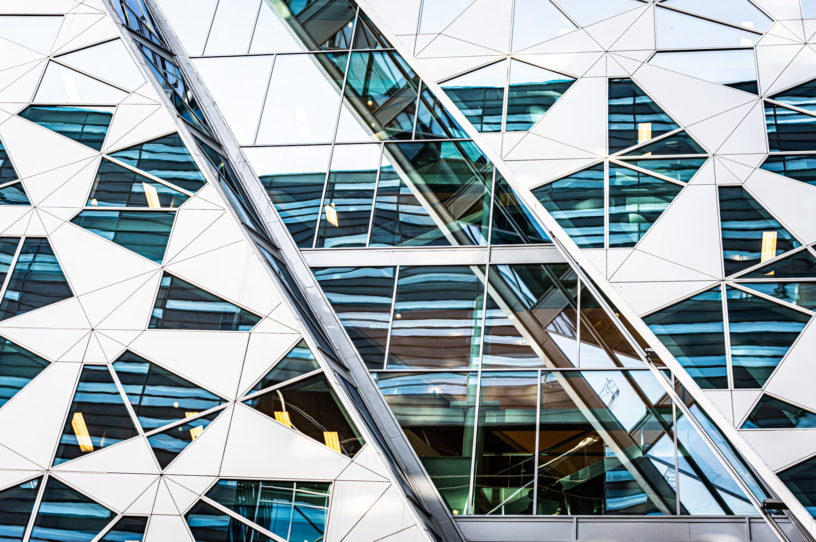 Façade d'immeuble moderne et graphique dans le quartier Barcode à Oslo, Norvège