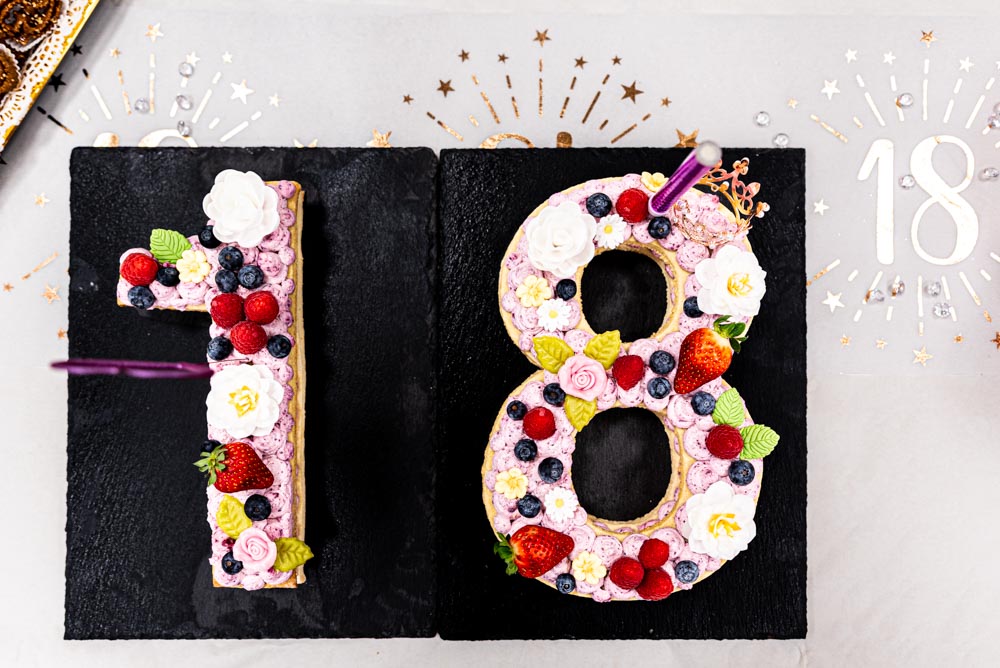 Gâteau décoré en forme de chiffre 18 pour l'anniversaire d'une jeune femme, photographie événementielle haut de gamme