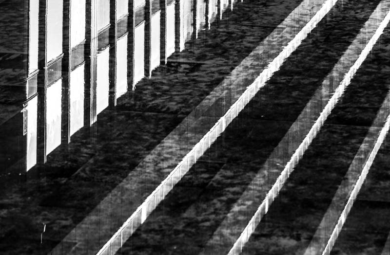 Reflet abstrait d'un immeuble dans l'eau ; Abstract reflection of a building in water - Photographie d'architecture Luxark