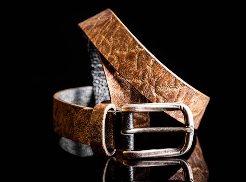 Photo de produit, ceinture en peau et reflet sur fond noir - Valorisation packshot par Luxark